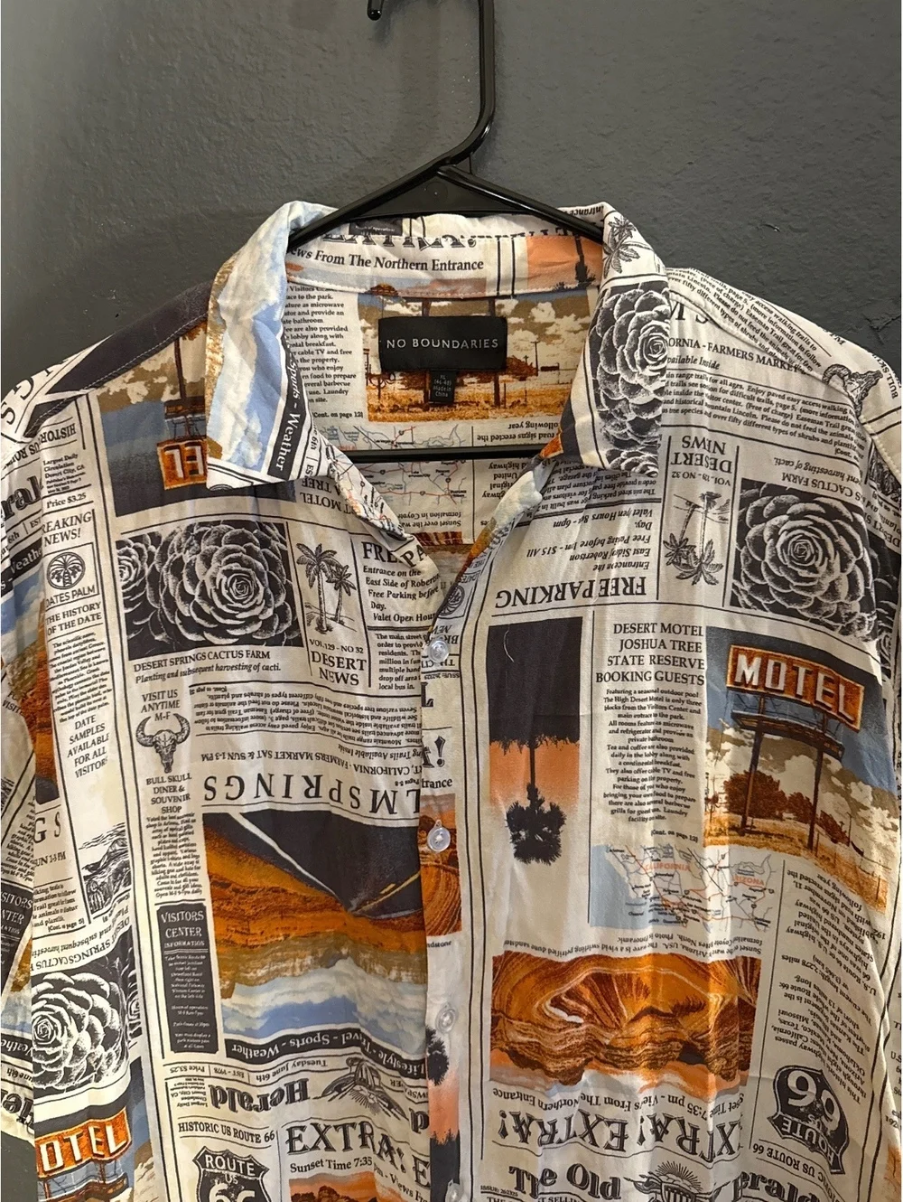 No Boundaries Men's Short Sleeve Button-Up Shirt Newspaper Print_3